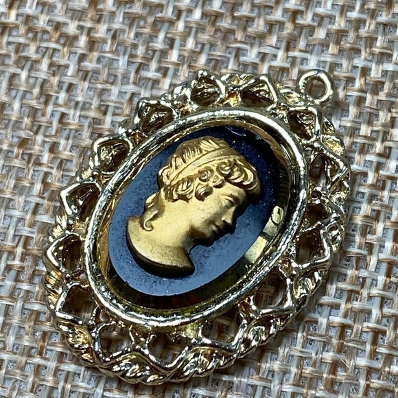 Faux Cameo Black Glass Gold Tone Frame Lady Profile Vintage Pendant - Picture 9 of 9